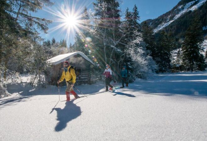 Winterwanderung in der verschneiten Natur